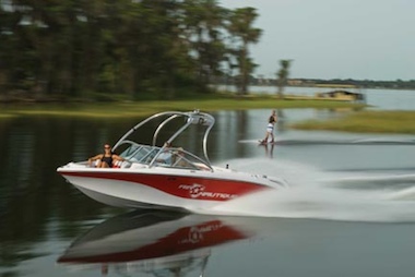 The Crossover Nautique 211 can throw a large wake or small.
