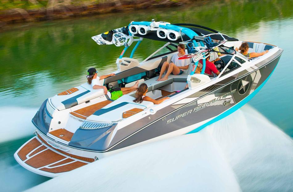 10 Best Tow Boats for Water Skiing and Wakeboarding (2022)