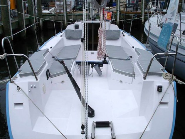 A photo of the Catalina 275 Sport's cockpit. 