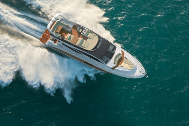 An overhead photo of the Sea Ray L650 Fly.