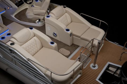 A photo of the aft chaise lounges on the Bennington 2575 QCW.