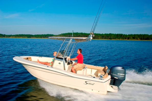 A running photo of the Scout 195 Sportfish.