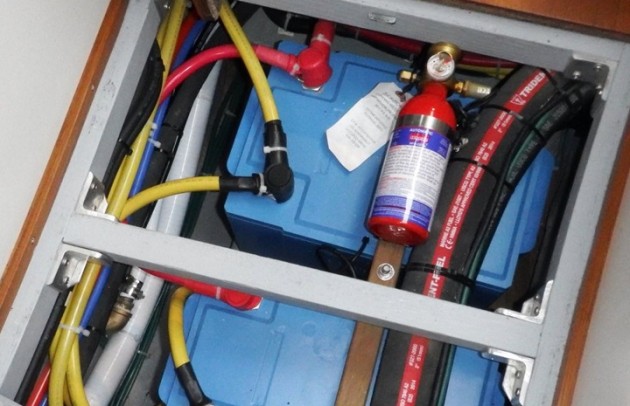 Haarzelf eenzaam Aanval Can a Lithium-Ion Battery Fire Be Put Out with a Conventional Fire  Extinguisher? - boats.com