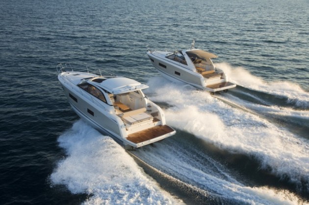 The Jeanneau Leader 40 is available in "Sport Top" (left) or "Open" (right) configurations. 