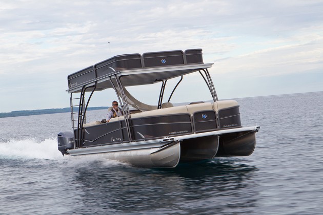 The Premier Sunsation 270 Walk-On blasts across Little Traverse Bay with two Yamaha F300s strapped to its stern. Can you say, "Yeehaw?"