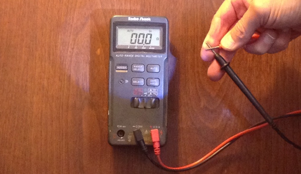 Testing a kayak fish finder battery with a multi tester the EASY