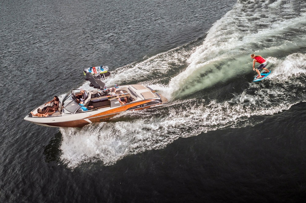 You want a wake surfing boat that has everything? Check out the Malibu Wakesetter 25 LSV.