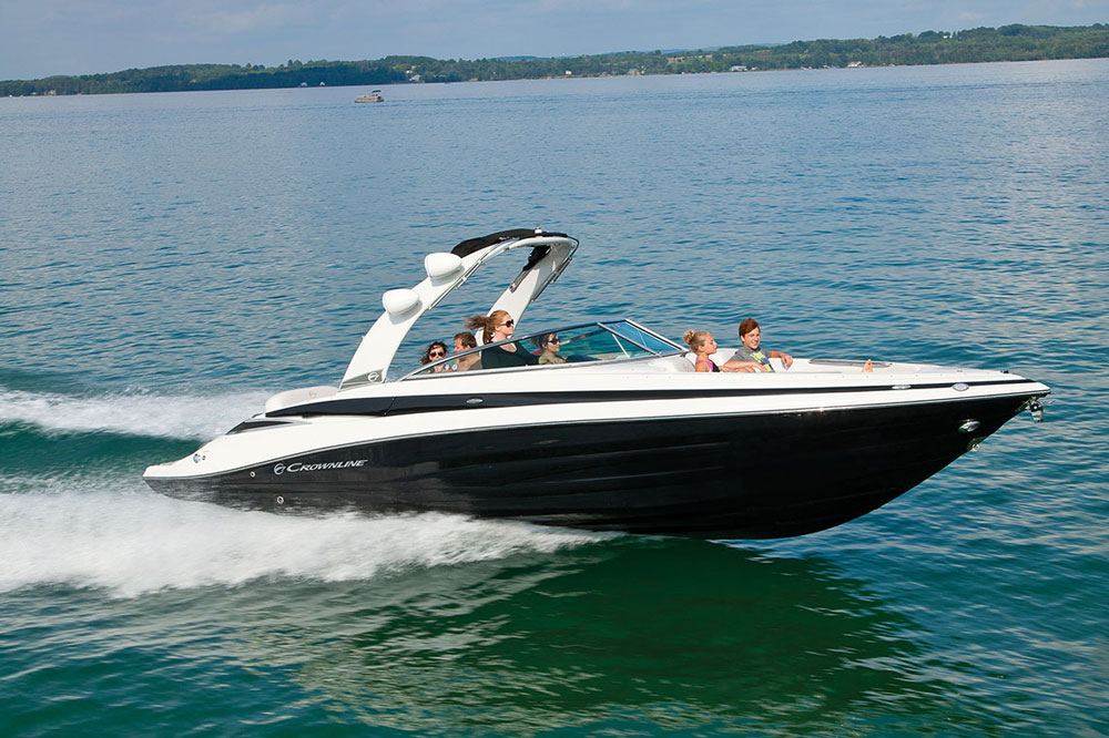 It’s sleek and sporty, but sheer size means the Crownline 285 SS can hold a long list of features while still providing plenty of elbow room.
