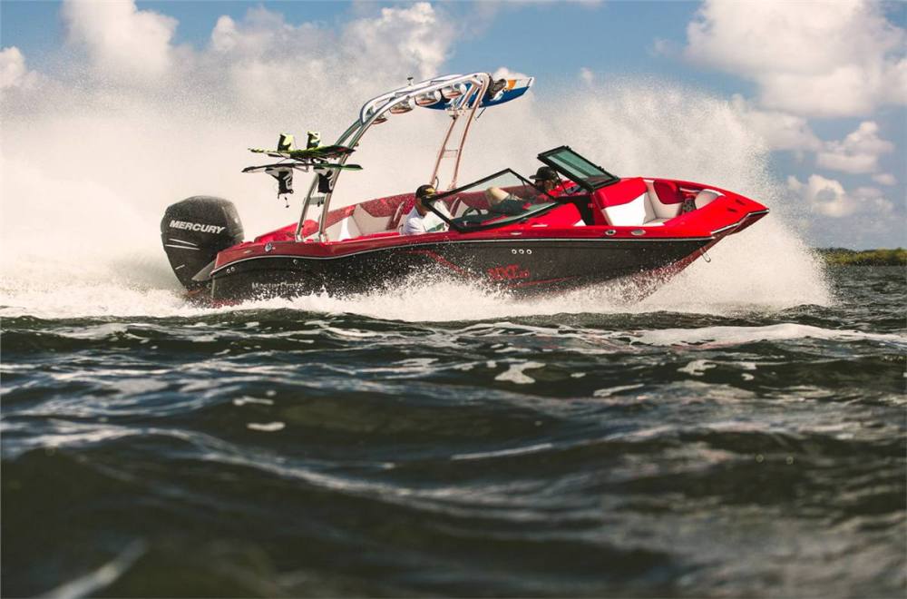 An outboard on a “real” watersports boat? If anyone can make it happen, MasterCraft can.