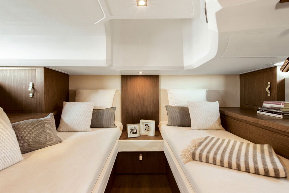The guest stateroom in the Gran Turismo 40 has two single berths, but they can convert into a double berth.