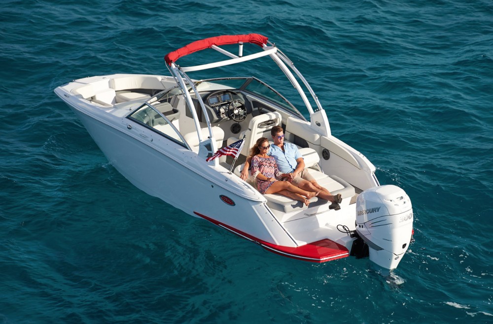 At the stern, the 25SC comes fitted with a wide rear bench that converts to an aft-facing sun pad and lounge.