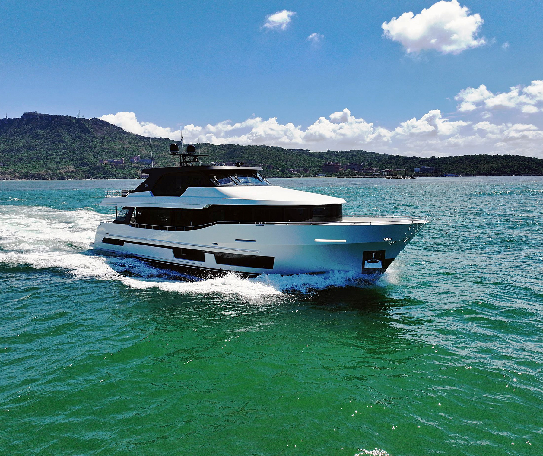 Ocean Alexander Introduces The 28L: A New Luxury Yacht In The Legend Series thumbnail
