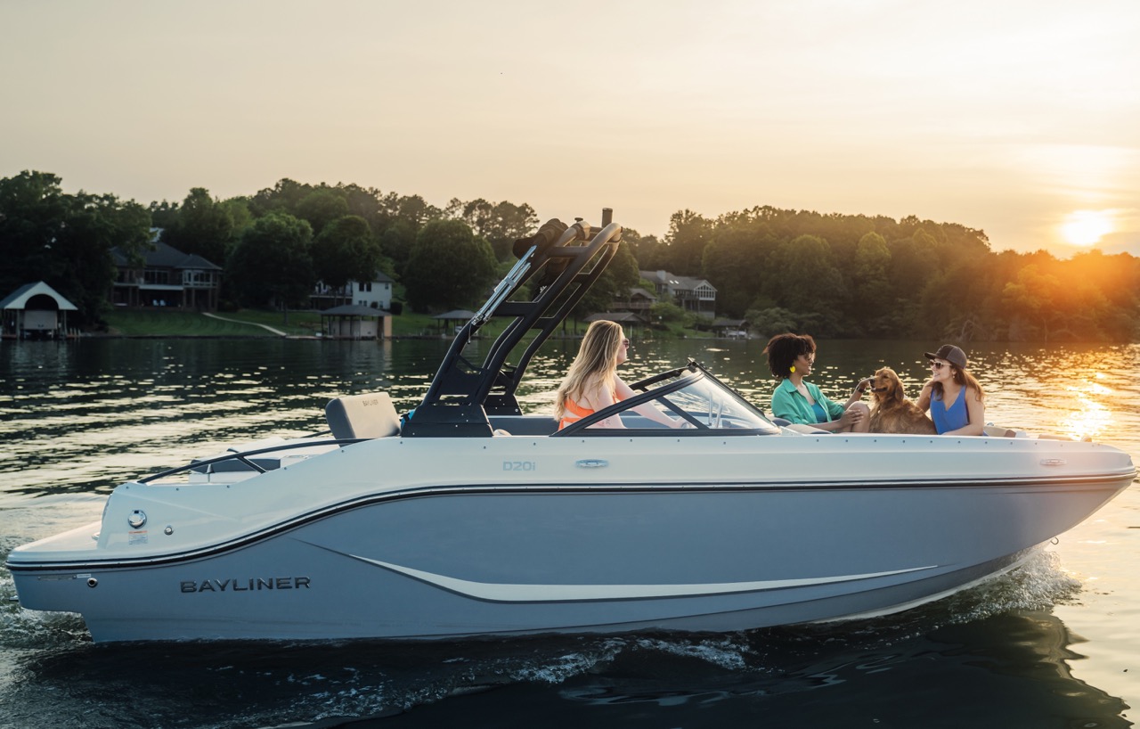 Bayliner Unveils Redesigned Sporty D-Series Deck Boat