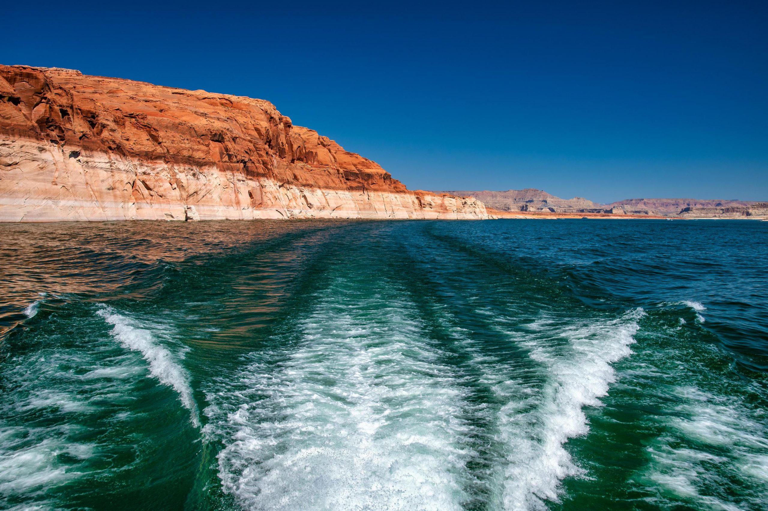 Top 10 Lakes for Boating in the Western U.S. thumbnail