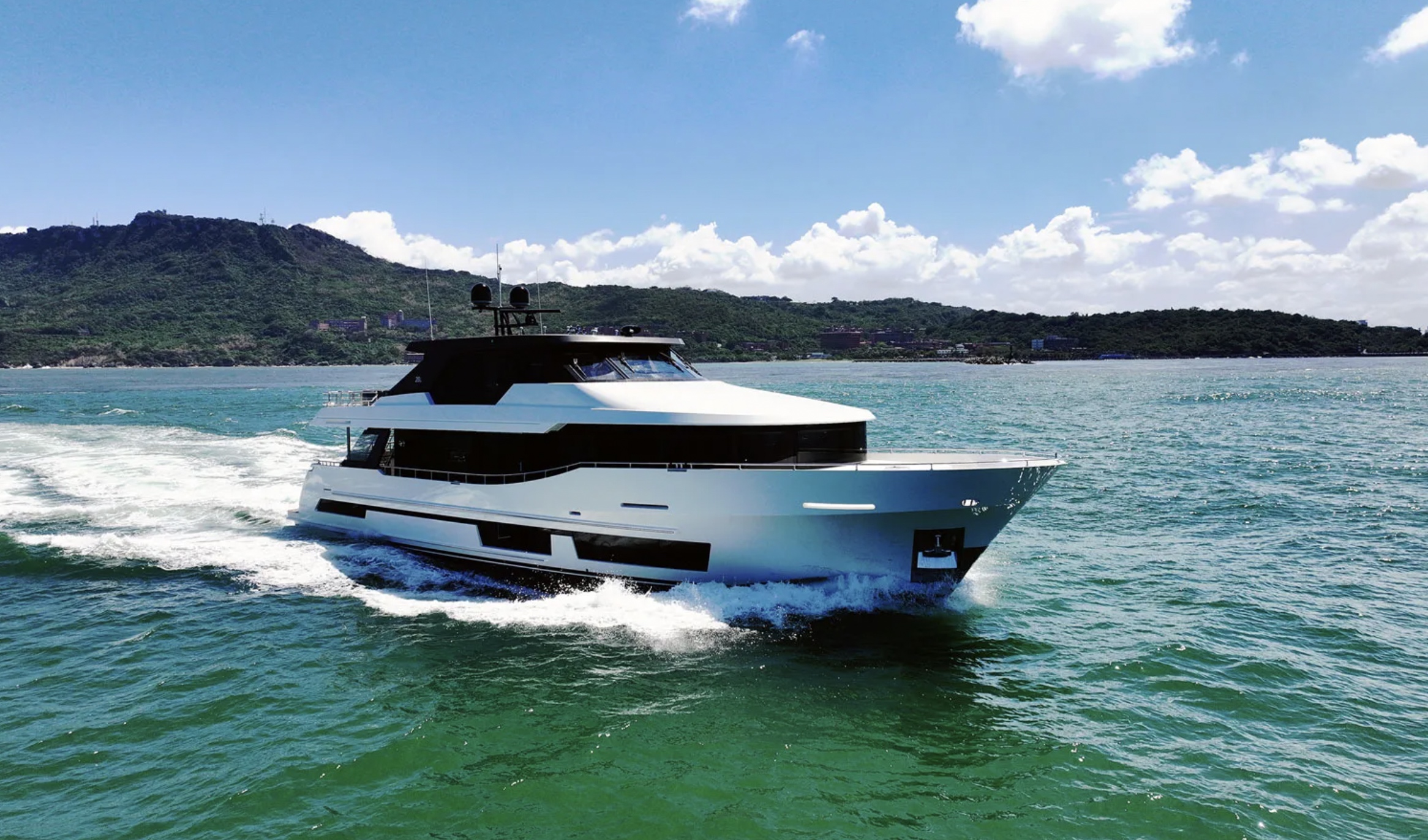 Introducing New Luxury Yacht Ocean Alexander 28L thumbnail
