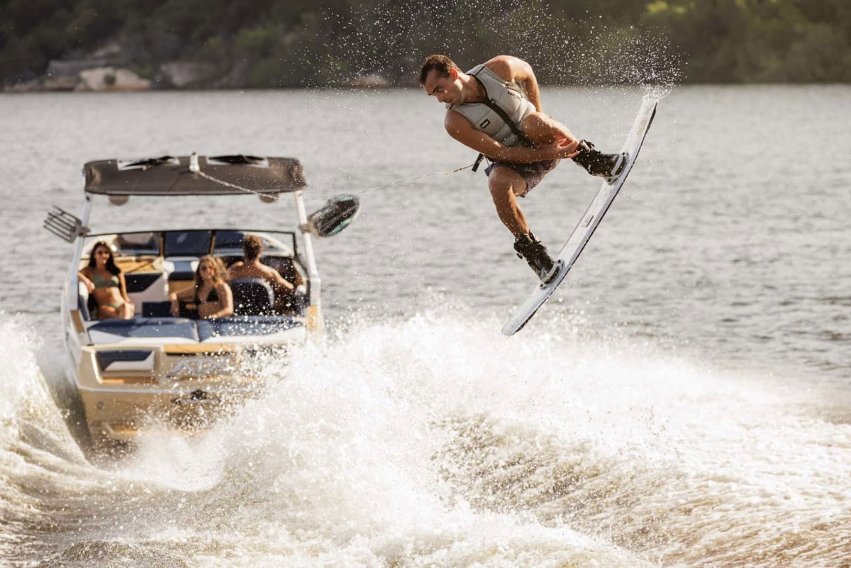 10 Best Tow Boats for Water Skiing and Wakeboarding
