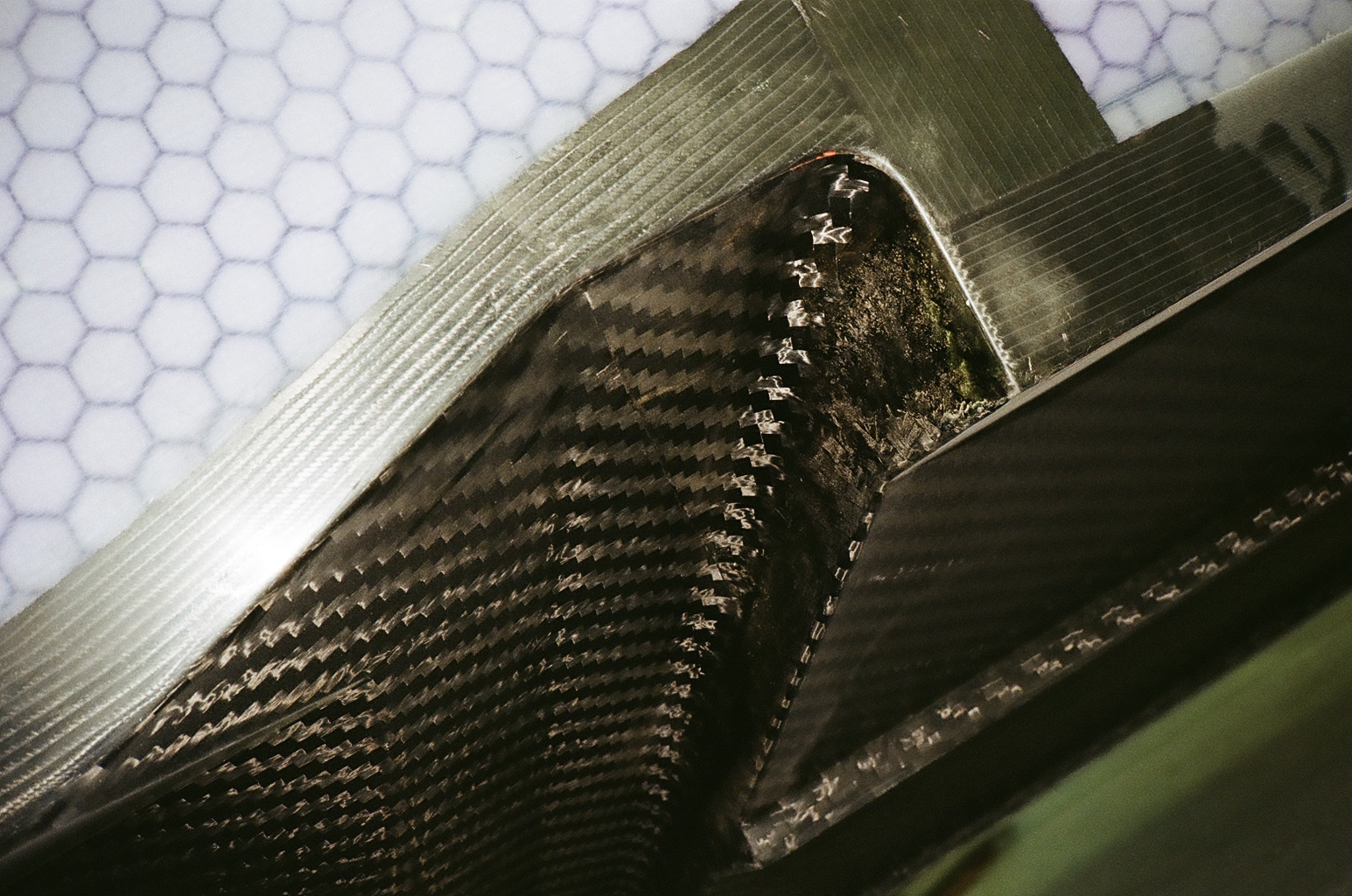 Carbon Fiber Weaves Shape Performance in Boat Building